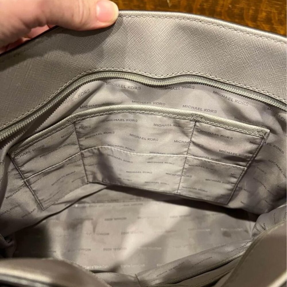 Michael Kors Saffiano Leather Tote in Excellent Condition!‎ - Picture 3 of 10